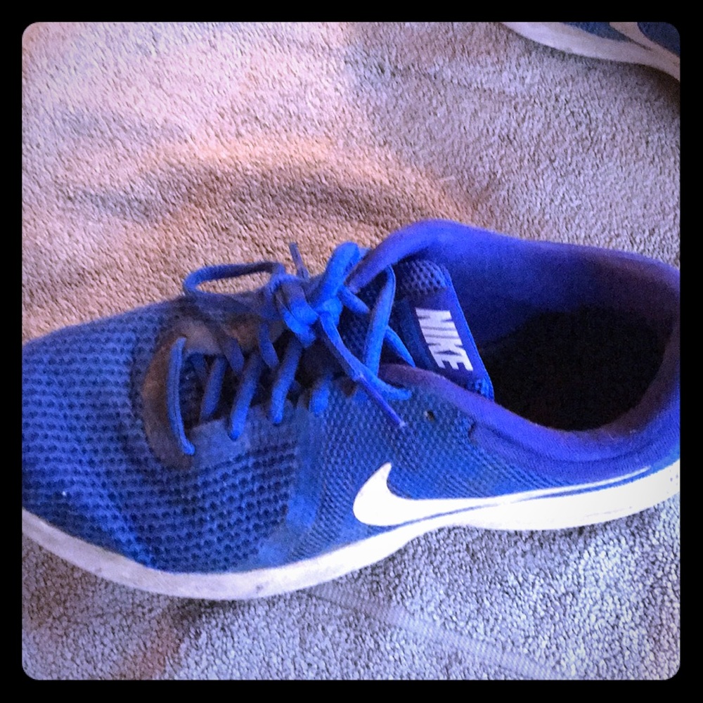 Nike sneakers size 8. They are comfortable.